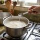 Colocar uma colher de vinagre no cozimento do arroz: para que serve e por que é recomendado