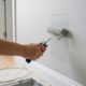 Pintor profissional ensina como evitar manchas na parede sem aplicar uma nova demão de tinta