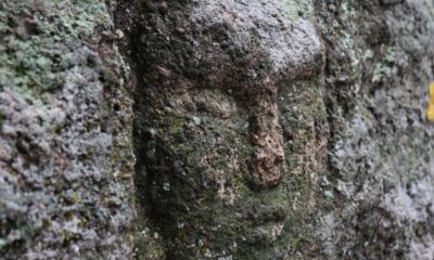Rosto esculpido em pedra intriga arqueólogos e pode mudar o que sabemos sobre antigos rituais