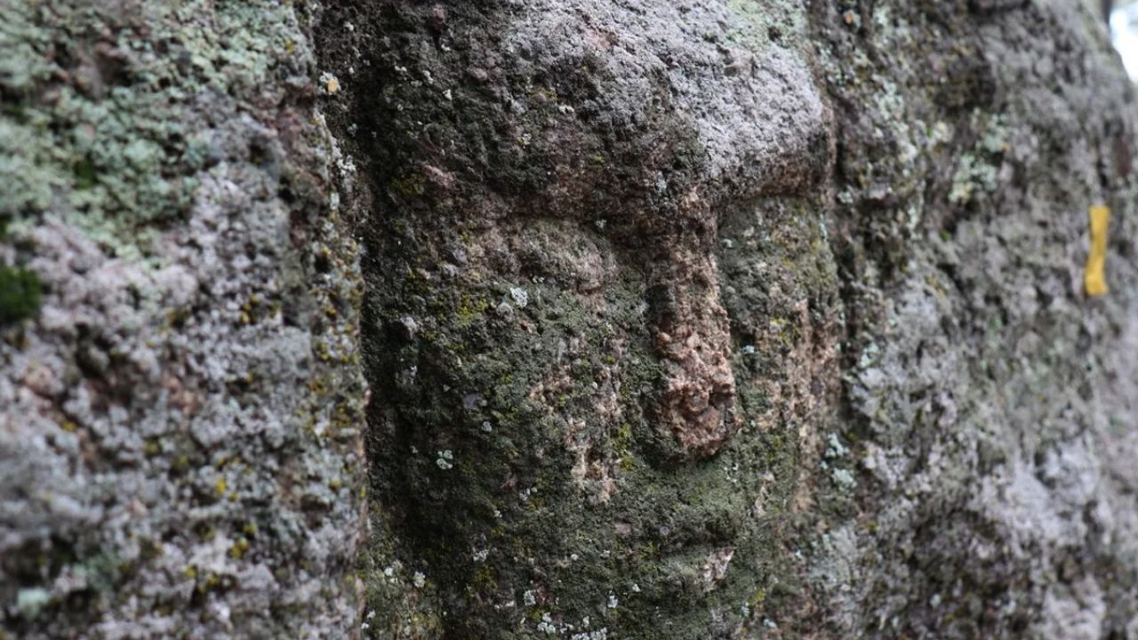 Rosto esculpido em pedra intriga arqueólogos e pode mudar o que sabemos sobre antigos rituais