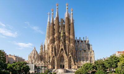 Construída ao longo de quase 600 anos em Barcelona, a Basílica da Sagrada Família continua em construção e impressiona pela arquitetura