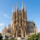 Construída ao longo de quase 600 anos em Barcelona, a Basílica da Sagrada Família continua em construção e impressiona pela arquitetura