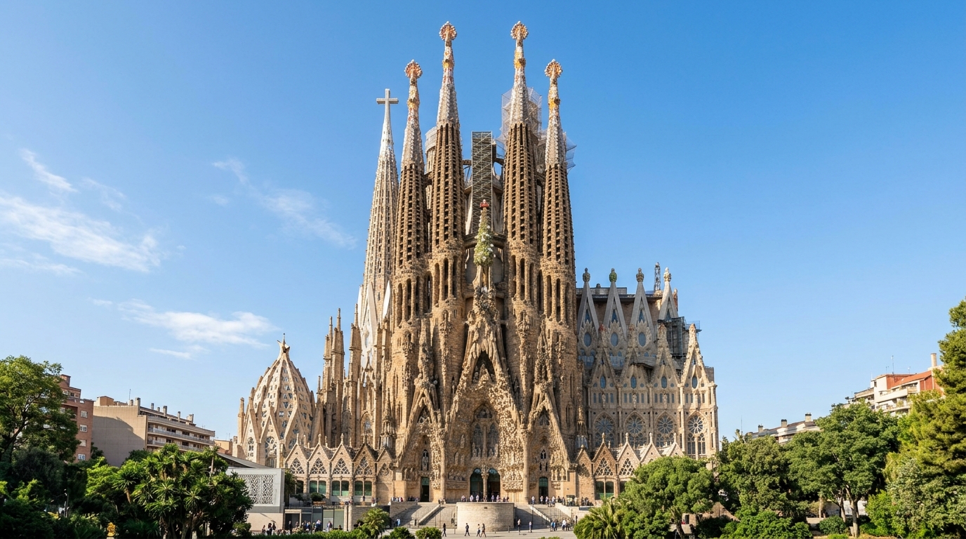Construída ao longo de quase 600 anos em Barcelona, a Basílica da Sagrada Família continua em construção e impressiona pela arquitetura
