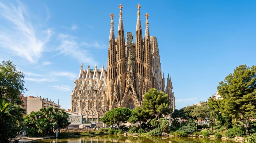 Construída ao longo de quase 600 anos em Barcelona, a Basílica da Sagrada Família continua em construção e impressiona pela arquitetura