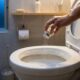 Colocar sal no vaso sanitário à noite antes de dormir: para que serve e por que especialistas recomendam fazer isso toda semana