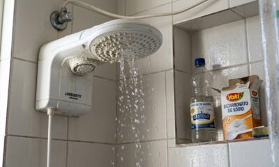 Como remover o calcário do chuveiro e fazer com que a água flua com força?