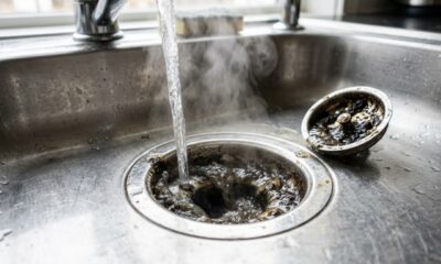 Encanador explica como a combinação de água quente e limpeza do sifão elimina o mau cheiro persistente dos ralos da cozinha e do banheiro