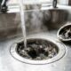 Encanador explica como a combinação de água quente e limpeza do sifão elimina o mau cheiro persistente dos ralos da cozinha e do banheiro