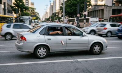 Passageiro joga uma lata de refrigerante pela janela do carro em movimento, motorista é responsabilizado e a atitude termina com multa de R$ 130 e 4 pontos na habilitação