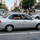 Passageiro joga uma lata de refrigerante pela janela do carro em movimento, motorista é responsabilizado e a atitude termina com multa de R$ 130 e 4 pontos na habilitação