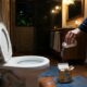 Colocar sal no vaso sanitário pela noite antes de dormir: para que serve e por que fazer isso toda semana