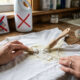 Sem esfregar com força, nem usar cloro: a melhor forma de remover o amarelado de suor das axilas de camisas com bicarbonato e água oxigenada
