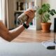 Nem academia nem halteres: exercícios simples com duas garrafas de plástico para fortalecer os braços e combater a flacidez em casa