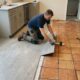 Adeus ao piso frio e caro: o revestimento que imita porcelanato, é instalado em cima do antigo e sai pela metade do preço está viralizando nas reformas