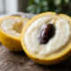 Adeus mamão tradicional: essa fruta de cor amarela e casca aveludada possui uma polpa cremosa que lembra a mistura de doce de leite com mel