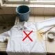 Manchas amarelas de suor em roupas brancas: a receita caseira barata que remove e deixas as roupas limpas