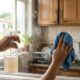 Espirrar vinagre quente nos vidros da casa: para que serve e por que recomendam na limpeza diária
