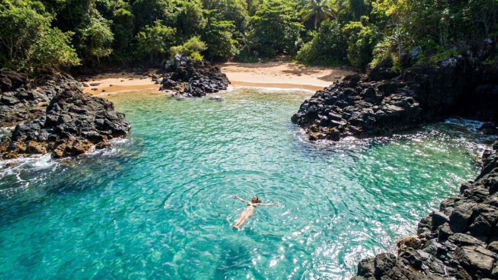 A psicologia diz que pessoas que gostam de ir para a praia podem encontrar no mar uma forma de renovar as emoções e recuperar o bem-estar