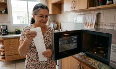 Aposentada compra micro-ondas de R$ 1.200 em 6 parcelas, no 7º dia o prato giratório trava e o aparelho faz barulho de estalo, assistência diz que "é normal nos primeiros usos" e nega a troca