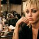Frase do dia de Miley Cyrus: “Ninguém nota sua dor, mas todos notam seus erros.” Uma reflexão sobre batalhas silenciosas