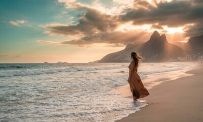A psicologia diz que pessoas que gostam de ir para a praia podem encontrar no mar uma forma de renovar as emoções e recuperar o bem-estar
