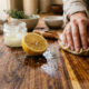Mistura de óleo de coco com suco de limão: para que serve e por que funciona para hidratar colheres de pau e tábuas de carne de madeira