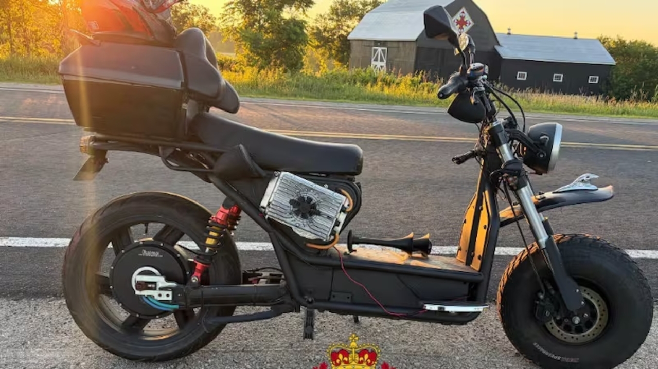 Homem recebe 7 acusações após ser flagrado a 54 km/h em bicicleta elétrica modificada