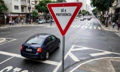O que significa a placa triangular com borda vermelha que muitos motoristas confundem no trânsito