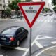 O que significa a placa triangular com borda vermelha que muitos motoristas confundem no trânsito