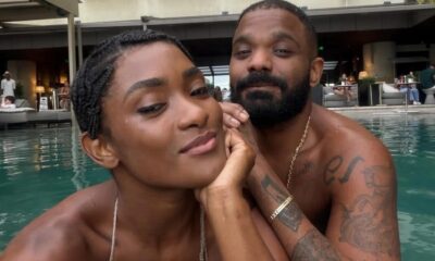 Erika Januza e Arlindinho em piscina, ele com braço no ombro dela e outras pessoas ao fundo