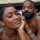 Erika Januza e Arlindinho em piscina, ele com braço no ombro dela e outras pessoas ao fundo