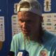 Erling Haaland, de boné branco, camisa azul, fala em painel da Copa do Mundo 2026 e patrocinadores.