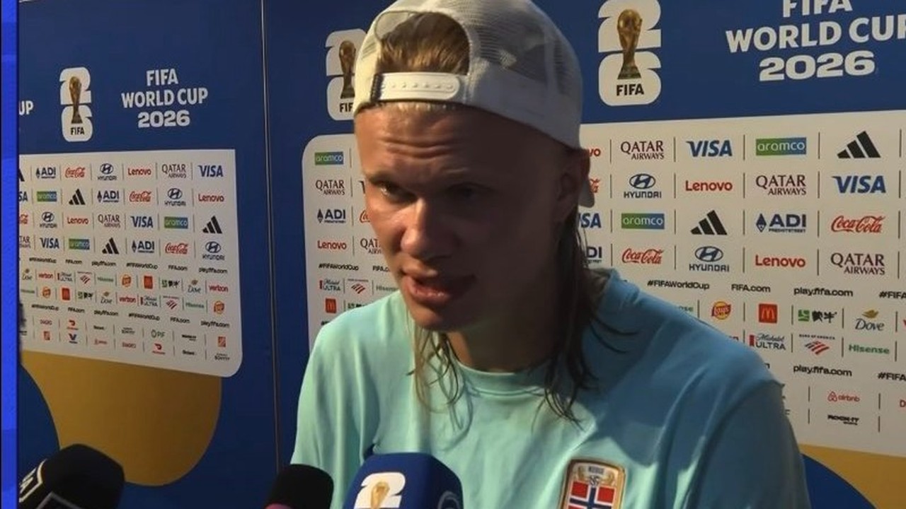 Erling Haaland, de boné branco, camisa azul, fala em painel da Copa do Mundo 2026 e patrocinadores.