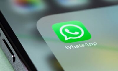 Close-up da tela de um smartphone exibindo o ícone verde do WhatsApp e parte do seu nome.