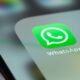 Close-up da tela de um smartphone exibindo o ícone verde do WhatsApp e parte do seu nome.
