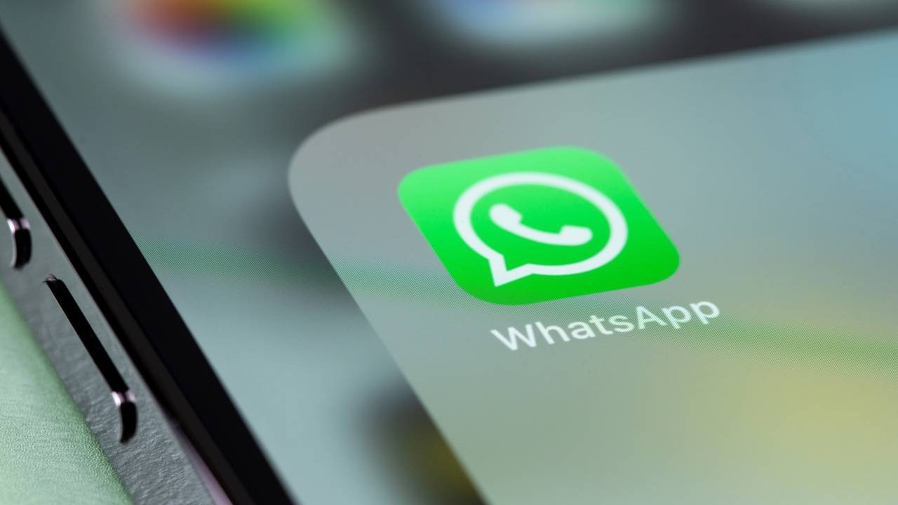 Close-up da tela de um smartphone exibindo o ícone verde do WhatsApp e parte do seu nome.