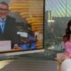 Hélter Duarte na tela e Sabina Simonato rindo em estúdio, com laptop e vista urbana