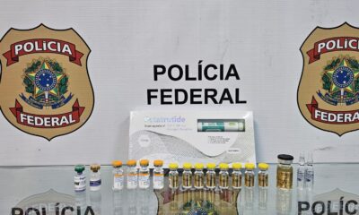 Emblemas da Polícia Federal, caixa de Retatrutide, injetor e frascos de medicamentos apreendidos