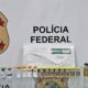 Emblemas da Polícia Federal, caixa de Retatrutide, injetor e frascos de medicamentos apreendidos
