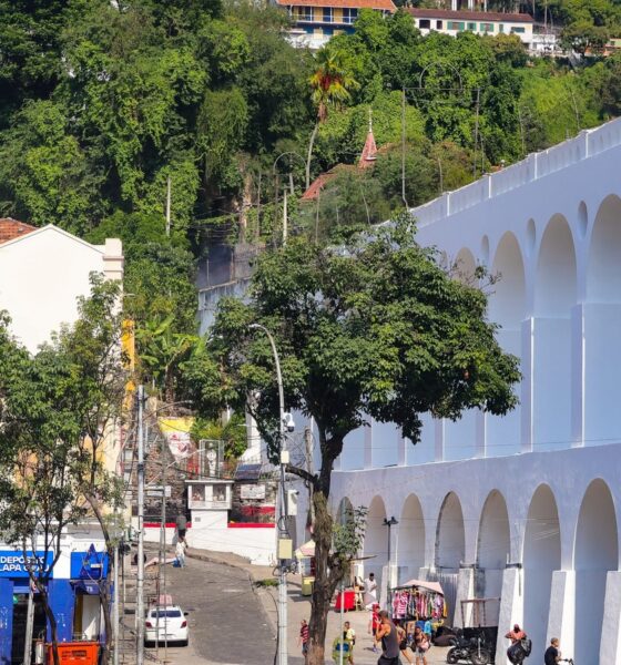 Arcos da Lapa brancos e limpos, com rua movimentada e prédios no Rio de Janeiro