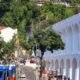 Arcos da Lapa brancos e limpos, com rua movimentada e prédios no Rio de Janeiro