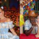 Virginia Fonseca e Vini Jr. sorriem em festa junina com barraca do beijo ao fundo