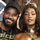 Erika Januza e Arlindinho sorrindo, ele de boné, ela com maquiagem dourada e roupa de festa