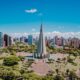 Vista aérea da Catedral de Maringá, estrutura cônica, cercada por área verde e edifícios altos