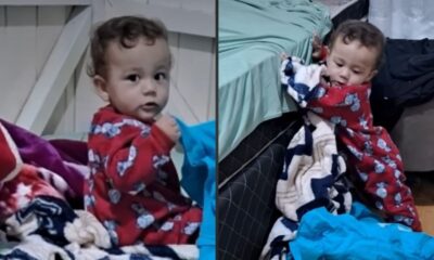 Bebê de pijamas vermelhos em duas cenas: sentado na cama e em seguida descendo com cobertor