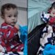 Bebê de pijamas vermelhos em duas cenas: sentado na cama e em seguida descendo com cobertor