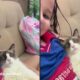 Menina com cabelo molhado e gato dormindo no colo, com a frase “dormindo, né filho?”