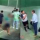 Imagem dividida: quadra de futsal com pessoas, algumas borradas, e dois homens conversando