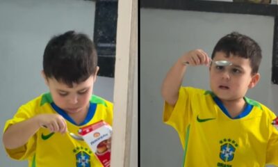 Duas fotos de menino em camisa amarela, com colher e embalagem de doce