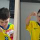Duas fotos de menino em camisa amarela, com colher e embalagem de doce